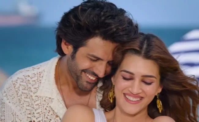 <strong><em>Shehzada</em> Song <em>Munda Sona Hoon Main</em>: Kartik Aaryan And Kriti Sanon's Beach Romance Is Super Fun</strong>