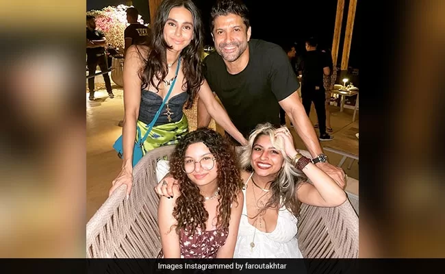 <strong>Farhan Akhtar's Pic With Wife Shibani Dandekar And Daughters Shakya, Akira Is Everything</strong>