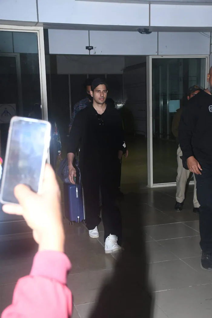 <strong>Sidharth Malhotra Lands In Jaisalmer Ahead Of Wedding. See Pics</strong>