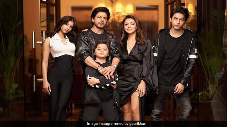 <strong>Shah Rukh-Gauri Khan And Kids Aryan, Suhana, AbRam In A Perfect Family Pic. Internet Is Thrilled</strong>