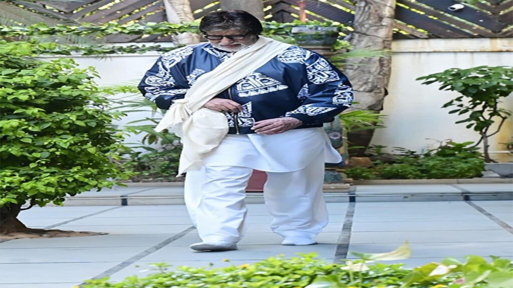 <strong>Amitabh Bachchan, In A "Homemade Sling", Greeted Sea Of Fans Outside His Home</strong>