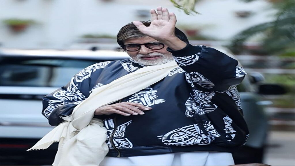 <strong>Amitabh Bachchan, In A "Homemade Sling", Greeted Sea Of Fans Outside His Home</strong>