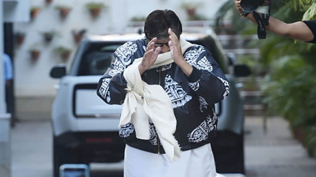 <strong>Amitabh Bachchan, In A "Homemade Sling", Greeted Sea Of Fans Outside His Home</strong>