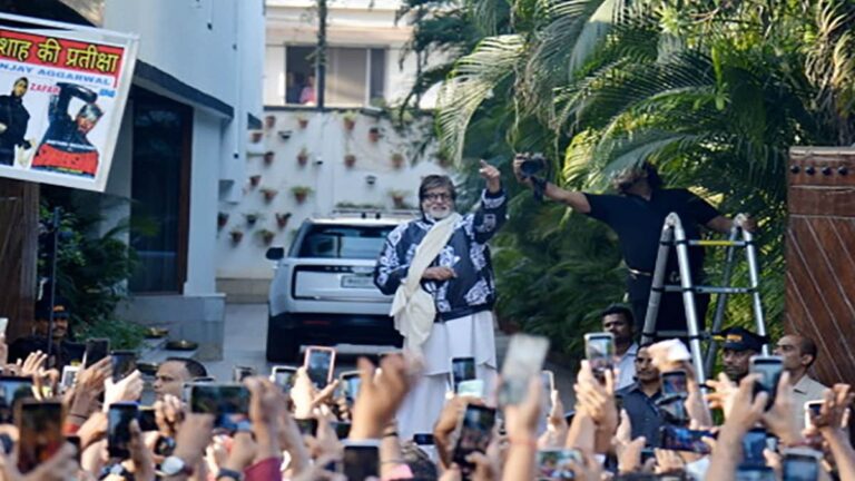 <strong>Amitabh Bachchan, In A "Homemade Sling", Greeted Sea Of Fans Outside His Home</strong>