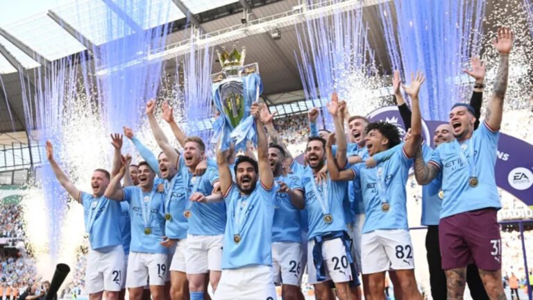 "Thrilling Victory and Trophy Lift: Manchester City's Epic Win against Chelsea!" 🏆⚽️🔥