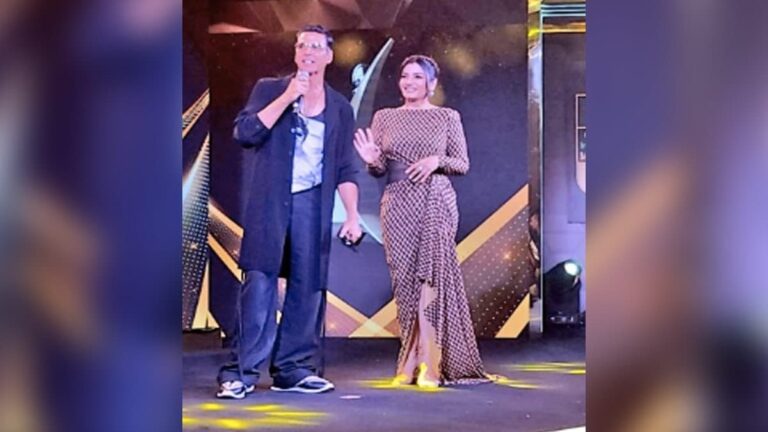 Old Flames Akshay Kumar And Raveena Tandon Greet, Share A Hug On Stage. The Internet Is Thrilled