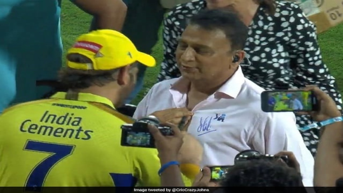 Watch: Sunil Gavaskar Runs To MS Dhoni After CSK vs KKR Game, Takes His Autograph On Shirt