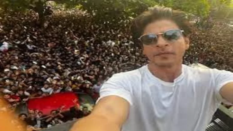 Shah Rukh Khan's Heartwarming Moments with Young Fans!