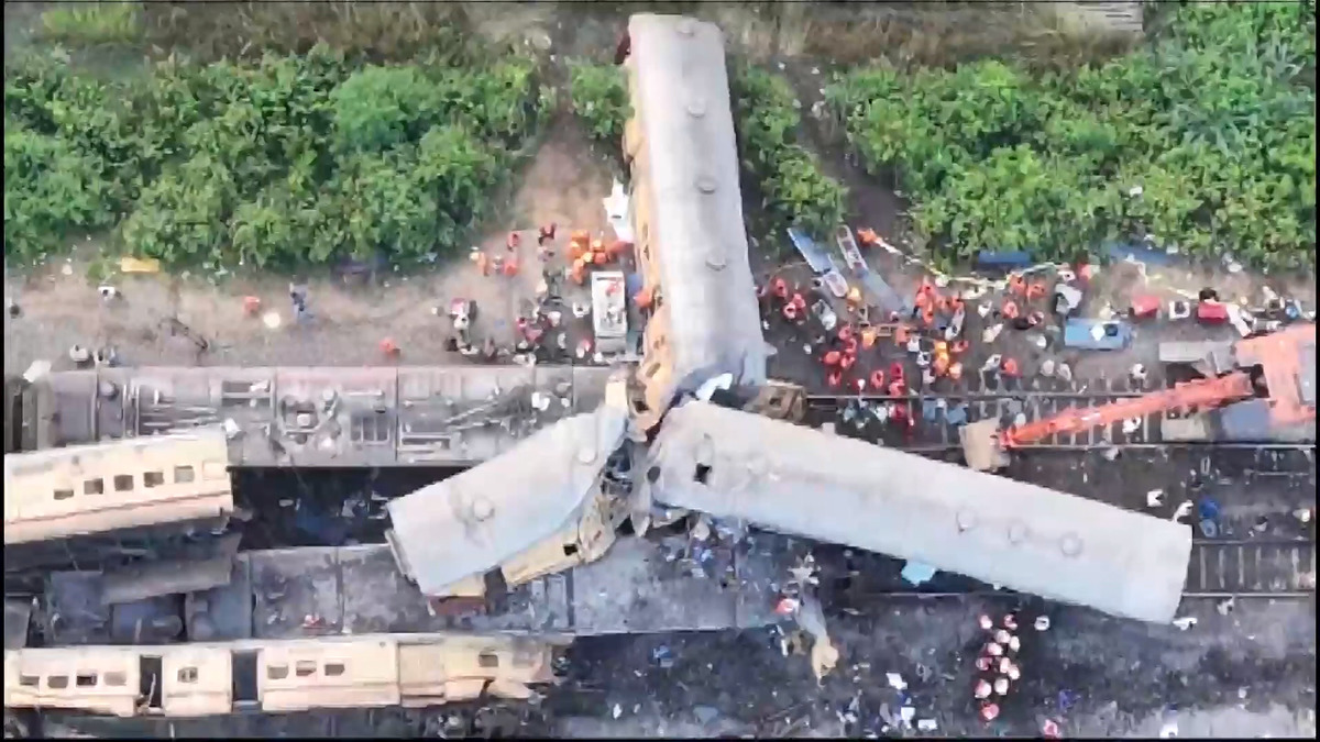 "Andhra Train Collision Unveils Tragic Tale - 13 Lives Lost, 40 Injured. Stay Informed! 🚆💔"