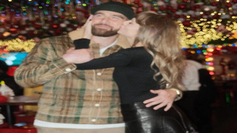 "Love in Loss: Taylor Swift and Travis Kelce's Cozy Post-Game Hangout 💑🏈