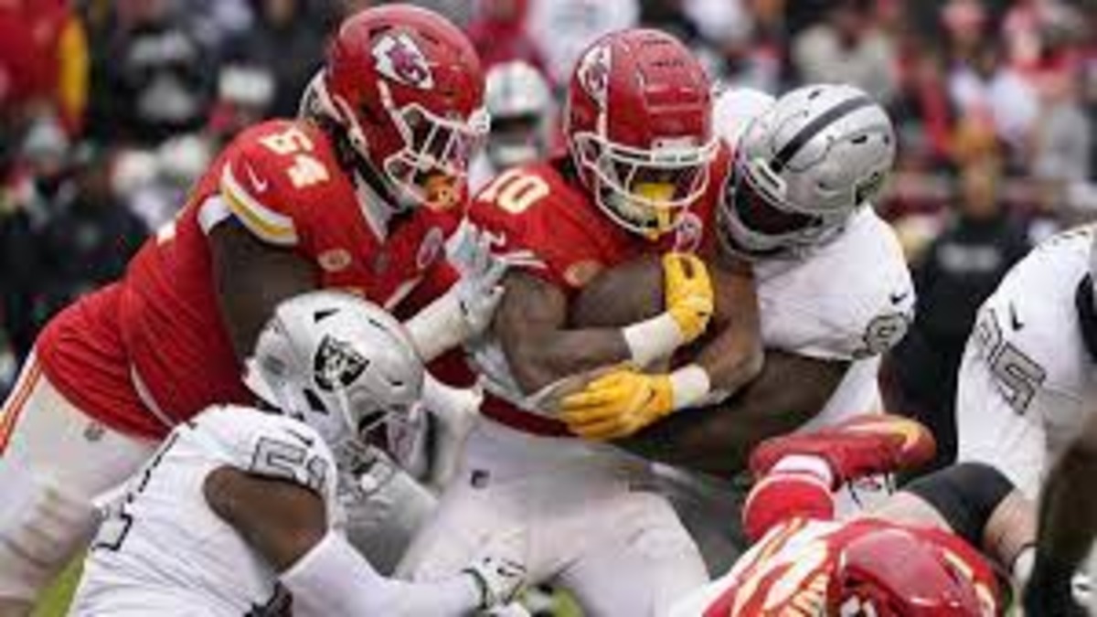 "Raiders Stun Chiefs in Christmas Day Upset: A Defensive Triumph and Mahomes' Unprecedented Record Ends"