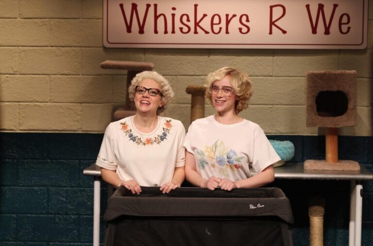 "Billie Eilish and Kate McKinnon's Hilarious Cat Adoption Sketch Lights Up SNL Holiday Episode 🐾🎄"