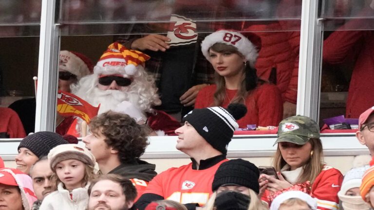 "Swift & Kelce's Holiday Connection: A Festive Blend of Football, Family, and Fun! 🎄🏈