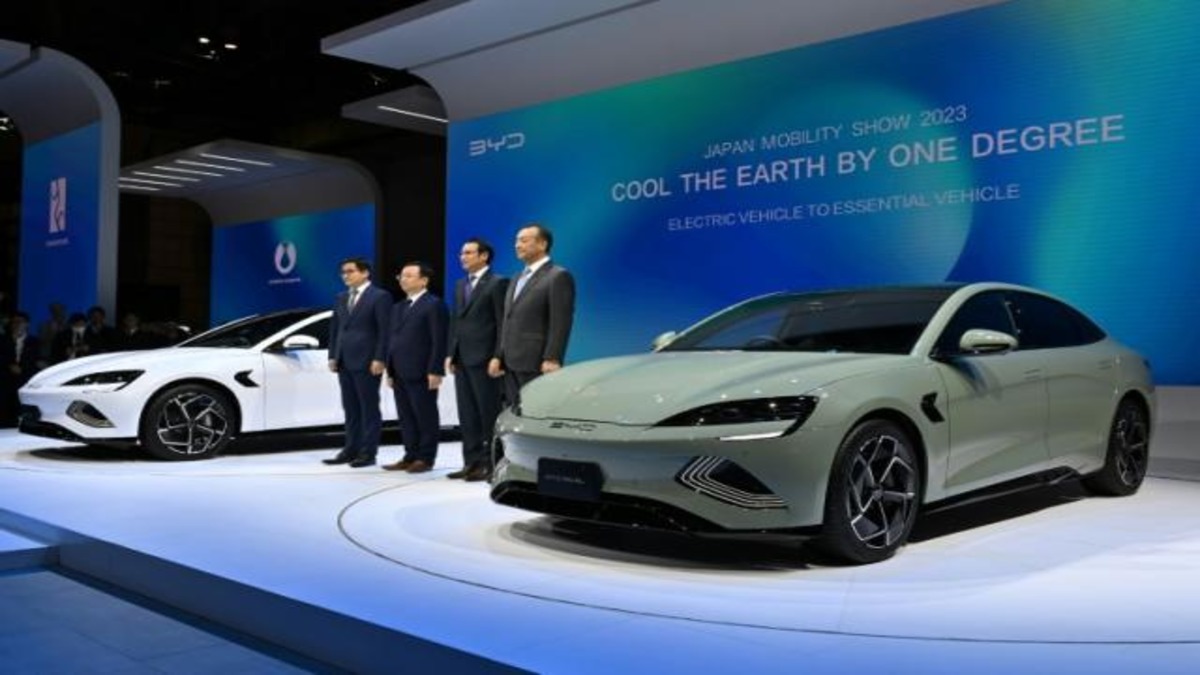 "BYD Overtakes Tesla: A New Era in Electric Cars 🚗⚡️