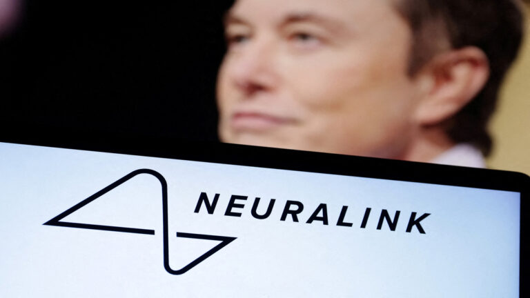 "Breaking News: Neuralink Successfully Implants Wireless Brain Chip in Human for the First Time!"