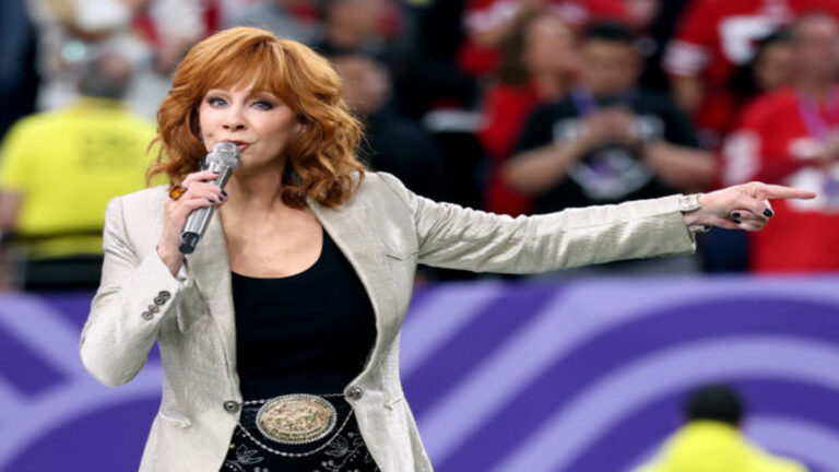 "Reba McEntire's Epic Super Bowl Anthem: A Performance for the Ages! 🎤🏈