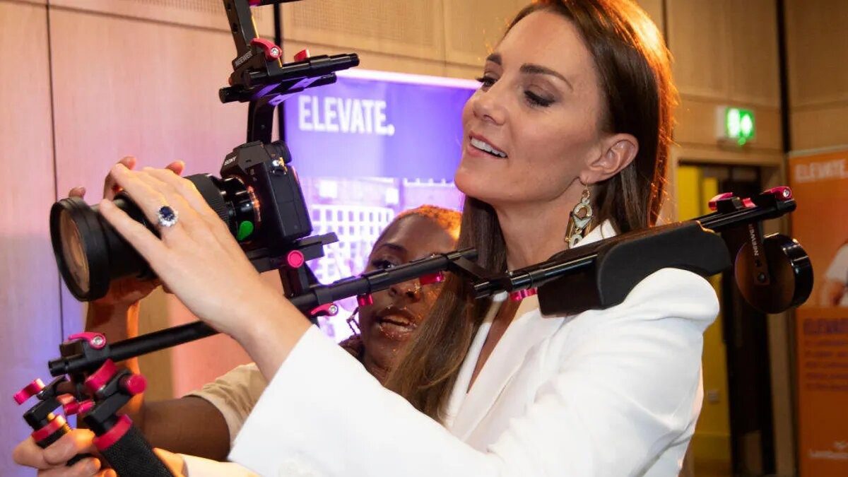 "Decoding the Kate Middleton Photoshop Scandal: Lessons from a White House Photographer 📸