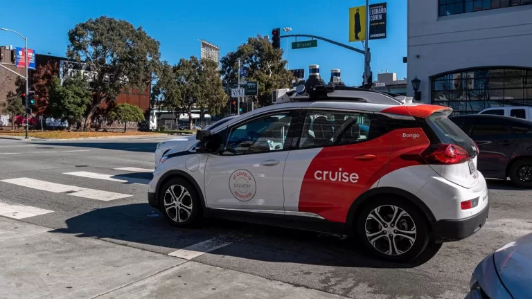 "Reviving Trust in Self-Driving: Cruise Relaunches with Human Drivers in Phoenix 🚗