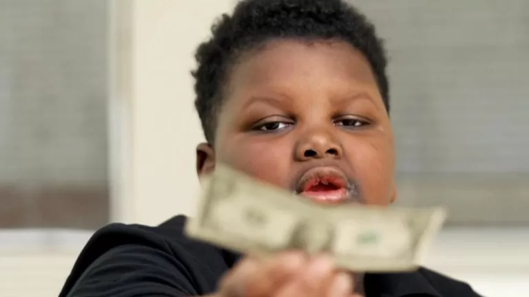 "Heartwarming Act of Kindness: Boy's Dollar Sparks Unexpected Generosity"