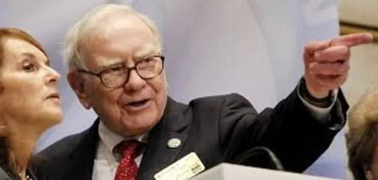 Warren Buffett’s Berkshire Hathaway Reduces Apple Stake by Nearly 50%