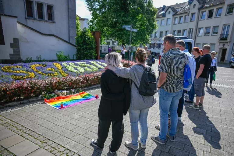 "Manhunt in Germany: Attacker Still at Large After Fatal Festival Stabbings in Solingen"