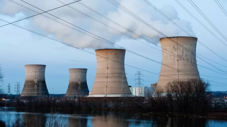 "Three Mile Island Nuclear Plant Reopens to Power Microsoft's Future with Clean Energy 🌍⚡"