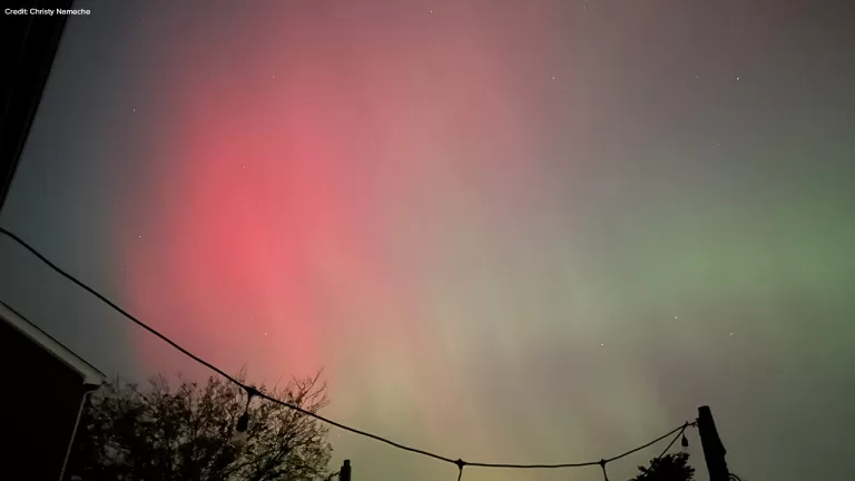 "Chicago Skies Light Up! 🌌 Witness the Northern Lights Amid Rare Solar Storm"