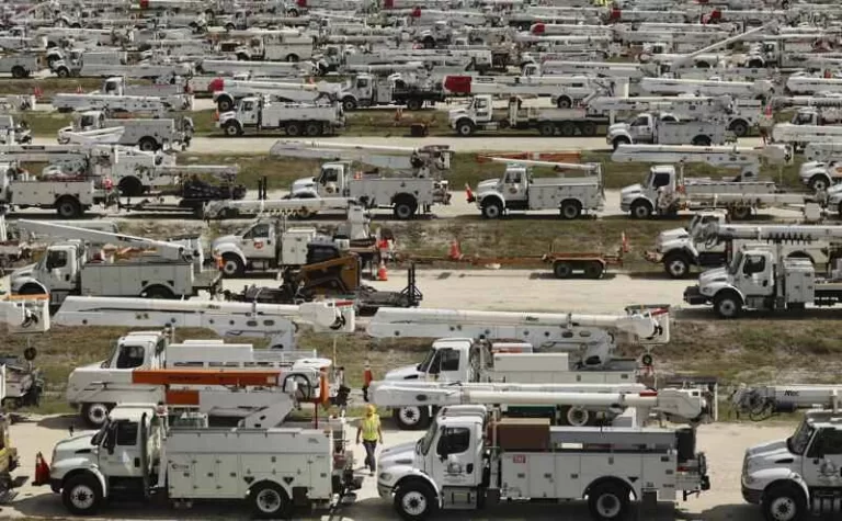 "Millions Evacuate as Hurricane Milton Slams into Florida – Tampa Bay Prepares for the Worst"