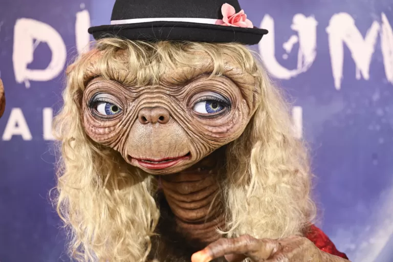 "Who Wore E.T. Best? Heidi Klum and Janelle Monáe Stun with Alien Costumes this Halloween!"