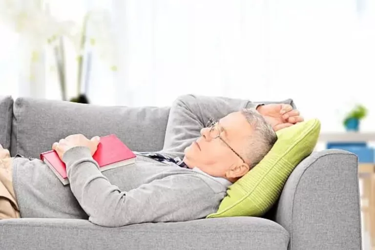 Excessive Daytime Sleepiness in Elderly Linked to Early Dementia Risk, New Study Reveals