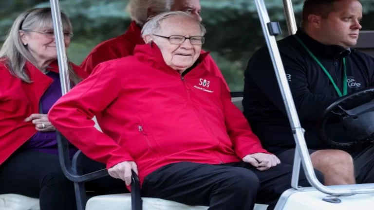 "Warren Buffett’s $325 Billion Cash Stash Grows as Berkshire Sells Apple Stock: What's Next?"