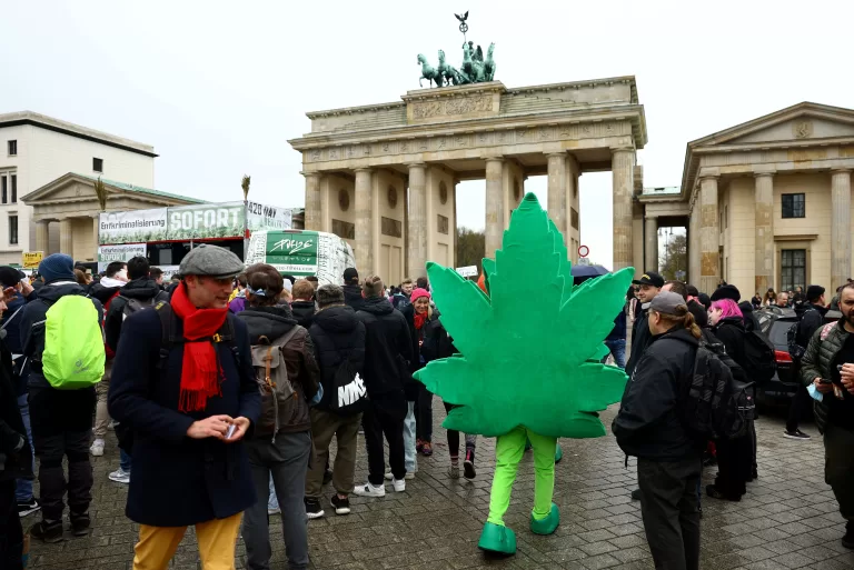 "Berlin's Cannabis Crimes Drop by Two-Thirds Since Legalization 🎉🚨 Is Decriminalization the Future? 🌱  